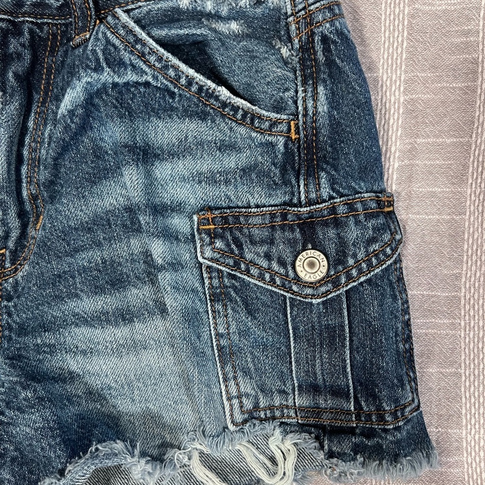 AMERICAN EAGLE distressed shorts with cargo pockets